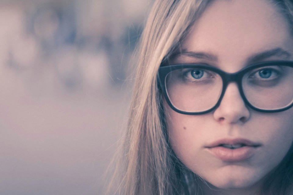 Jonge vrouw met een zwart montuur