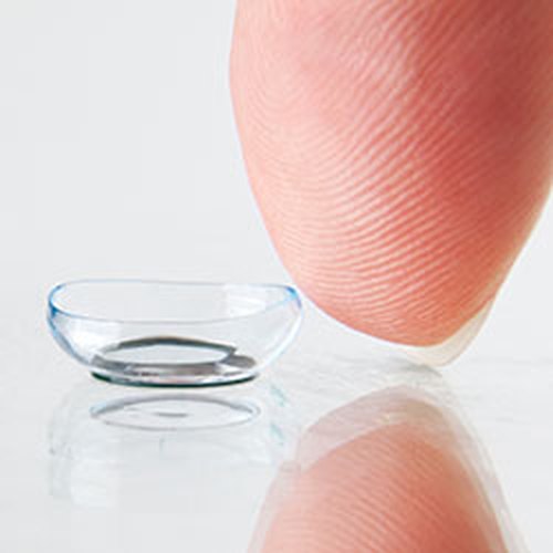 Contactlens op een vingertop