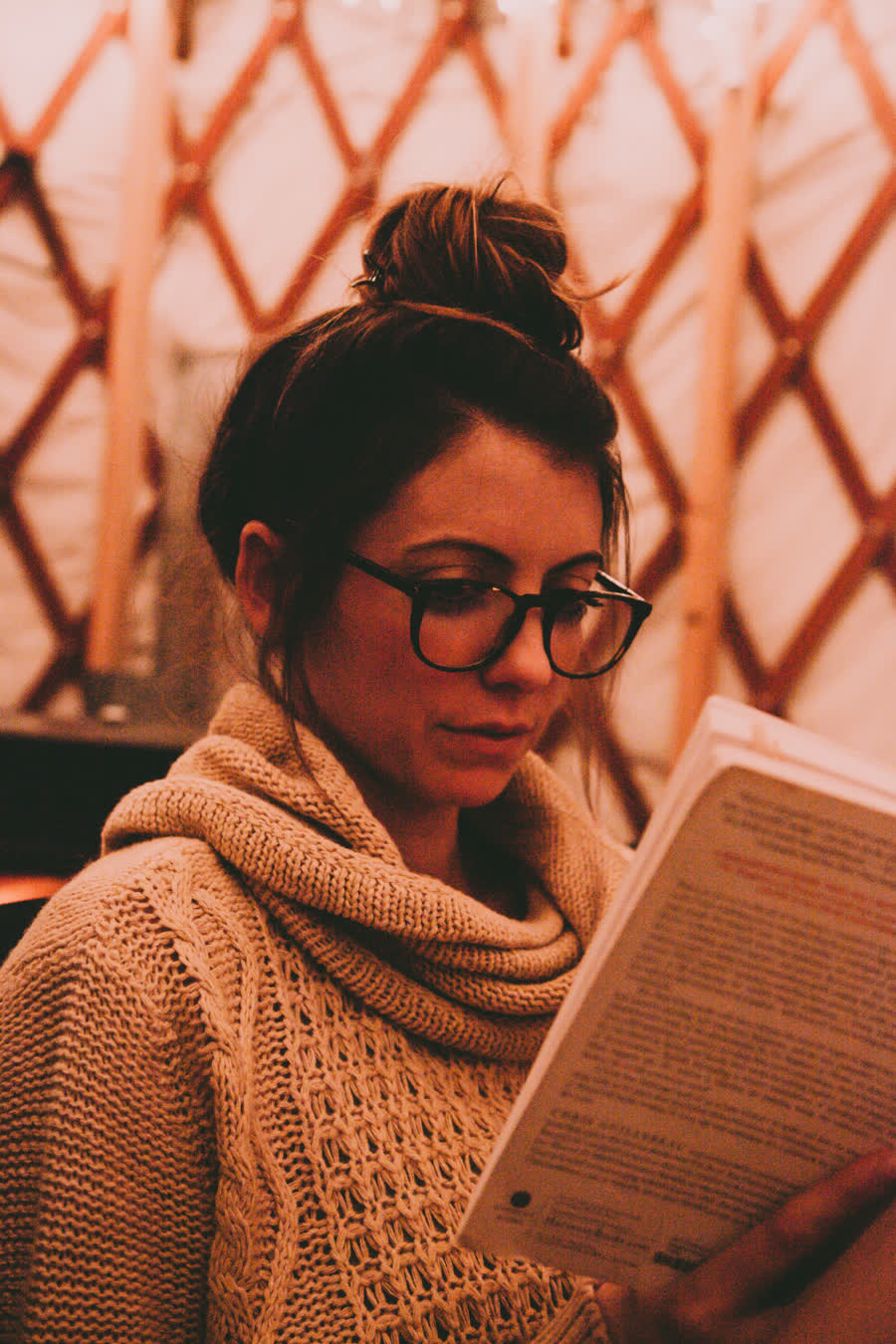 Vrouw met bril leest een boek