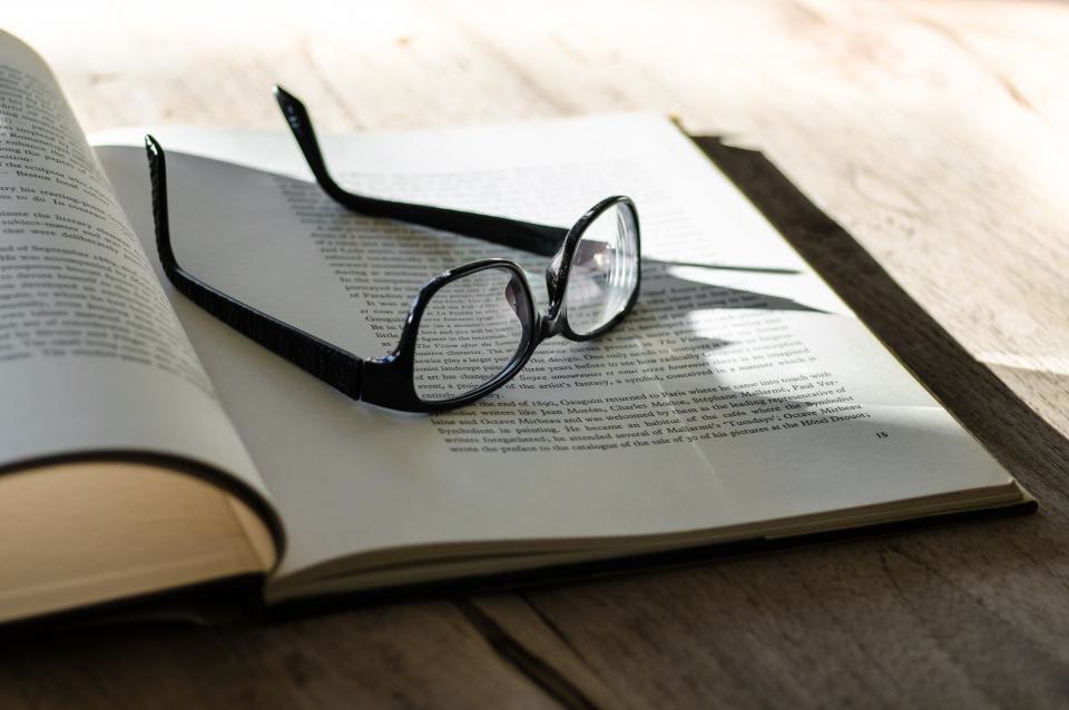 Bril op een opengeslagen boek