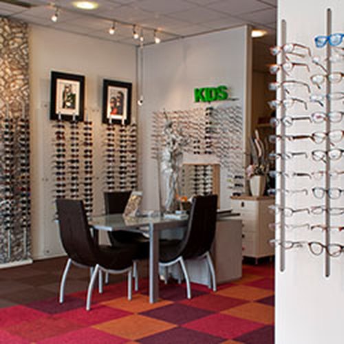 De winkel aan de Parkweg met de brillenwand